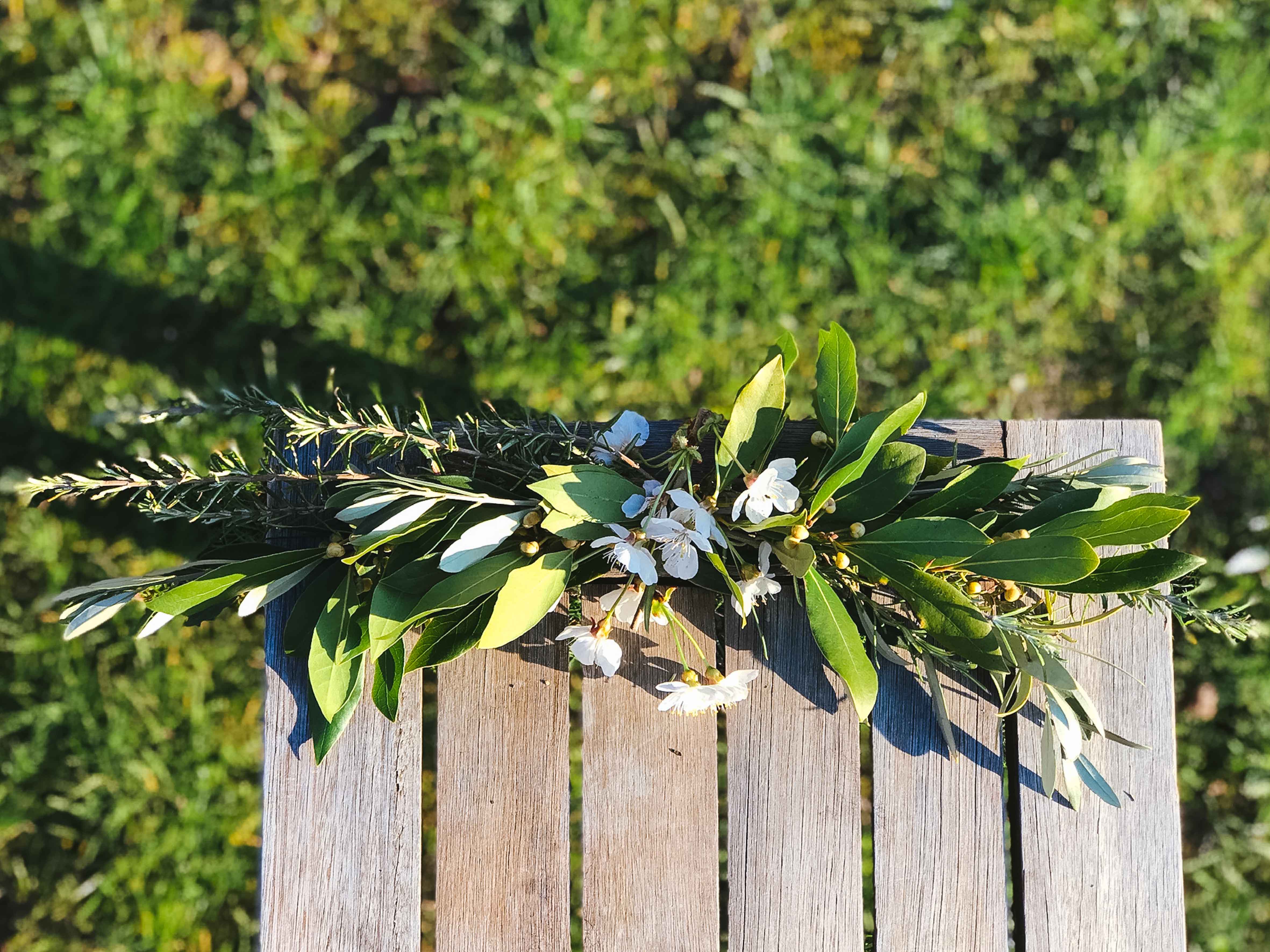 decoration-vegetale-bancs-cérémonie-mariage-fleurs